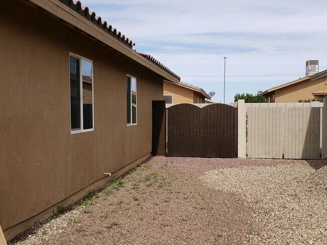 Building Photo - 3 bedroom/2 bath home for Rent