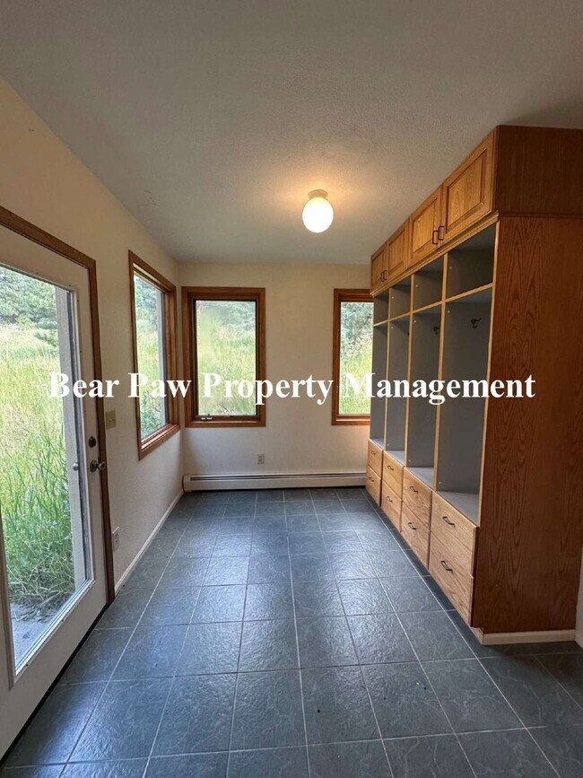 Building Photo - Spacious 4-Bed, 4.5-Bath Retreat in with B...