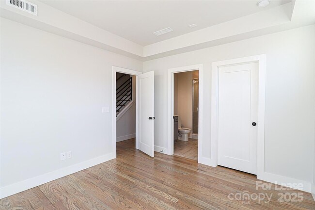 Building Photo - 2027 Isom St
