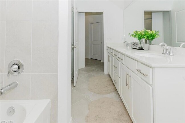 Building Photo - 15275 Green Acre Avenue Unit 338
