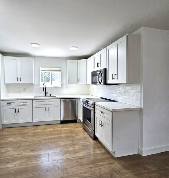 Building Photo - 961 W 21st St