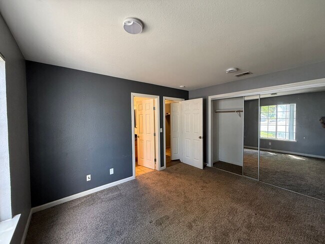 Building Photo - Parkview condo close to shopping & freeway access!