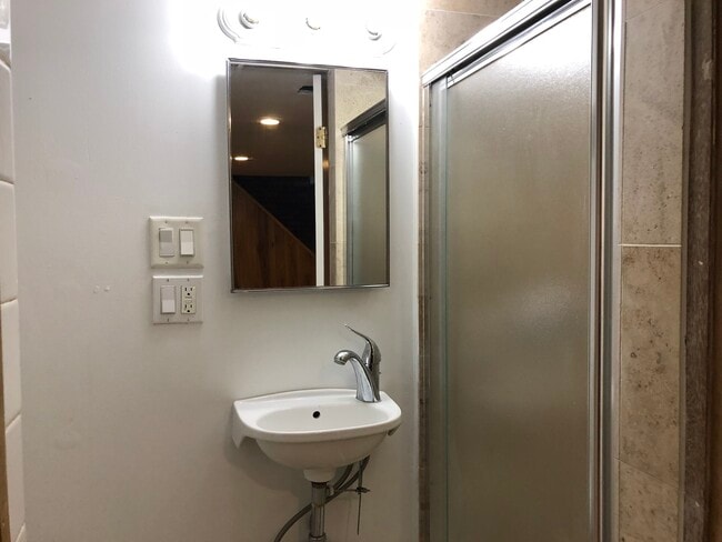 Building Photo - 710 Broadview Ave