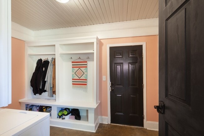 Building Photo - Beautifully Updated Home in Vibrant Atlanta Neighborhood