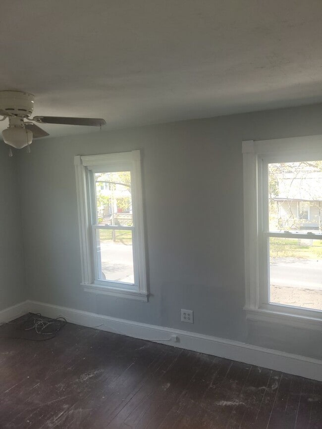 Building Photo - 3 bedroom, 1 bathroom Townhouse--Ready for...