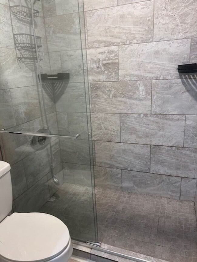 Building Photo - Newly Renovated Two Bedroom Condo Available! Move In Ready!