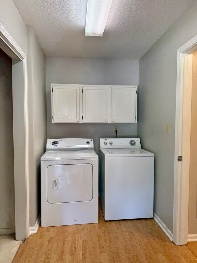 Building Photo - 6065 Woodmill Dr