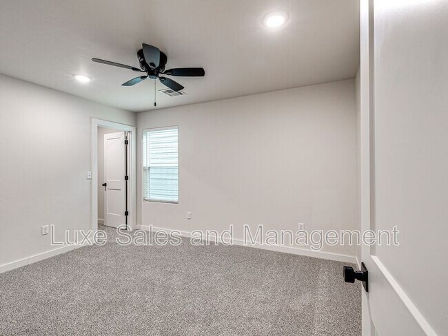 Building Photo - 618 W 2nd St