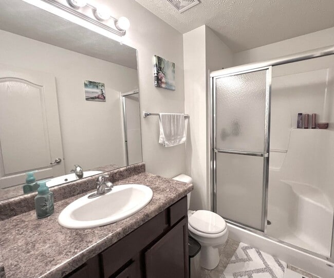 Building Photo - SW Home with great floorplan and private b...