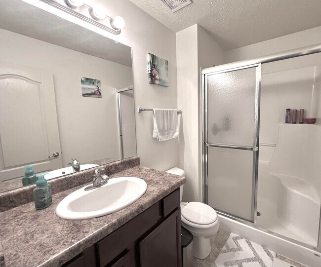 Building Photo - SW Home with great floorplan and private backyard one block from the Lake