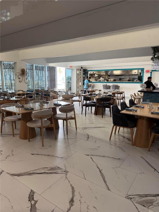 Building Photo - 1904 S Ocean Dr