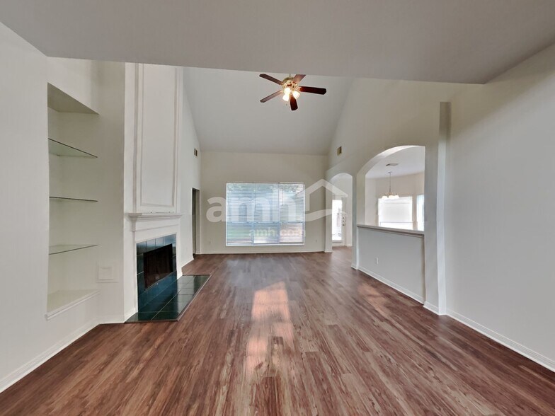 Building Photo - 2036 Pembroke Bay Dr