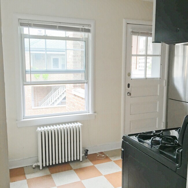 Building Photo - 839 Mulford St