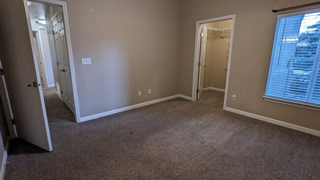 Building Photo - TWO BEDROOM/TWO BATHROOM CONDO WITH AMENITIES IN GATED COMMUNITY!