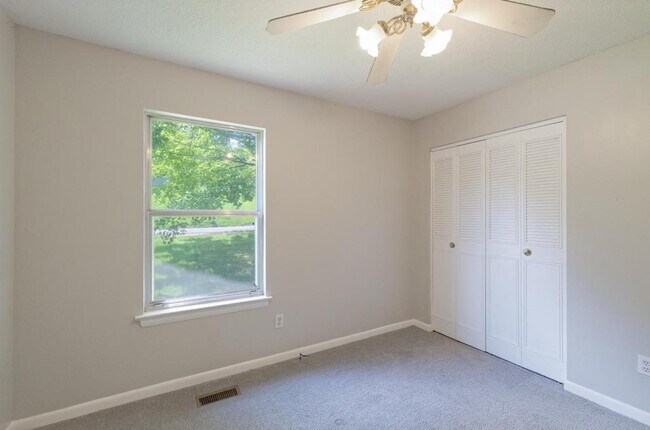 Building Photo - 220 Rolling Ridge Dr