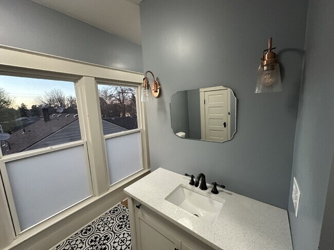 Building Photo - "Charming 3-Bed Oasis with Granite Touches & Cozy Fireplace in Nampa!"