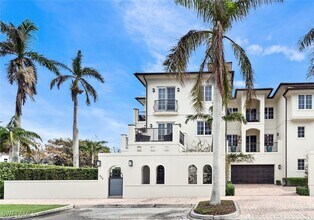 Building Photo - 425 5th St S