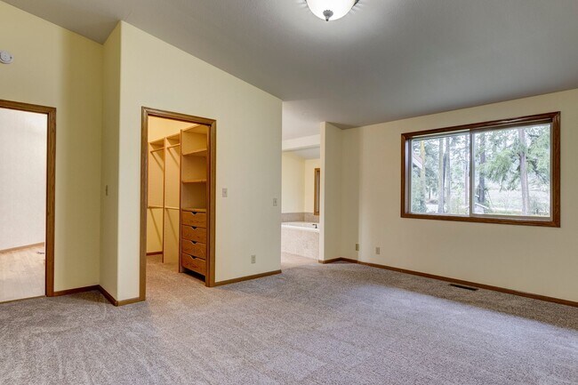 Building Photo - 3 Bedroom 2.5 bathroom nestled in woods with water view