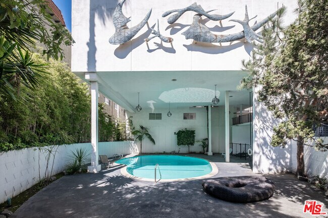 Building Photo - 621 San Vicente Blvd