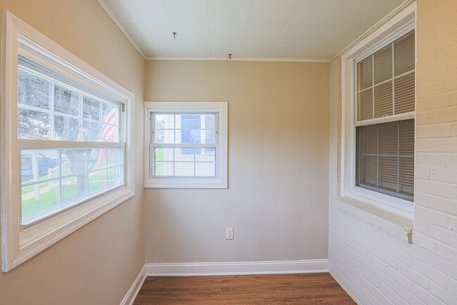 Building Photo - 1154 Elm Rd