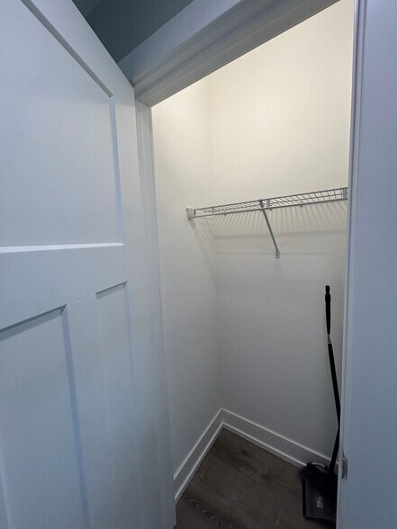 Building Photo - 1000 Crain St