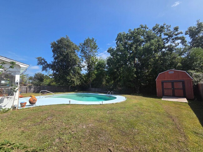 Building Photo - Spacious 4Bed/2Ba Brick Home w/Inground Pool in Mowat Highlands! *1/2 OFF Security Deposit for Ac...