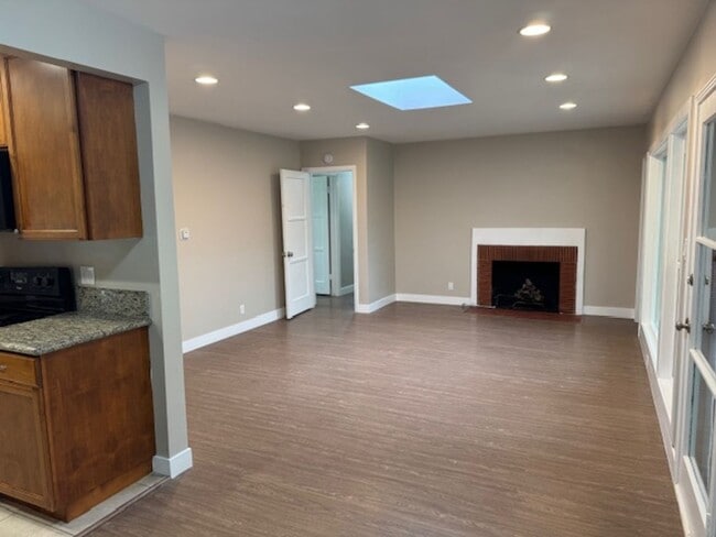 Building Photo - Newly Renovated 4 Bedroom 2 Bath home, wit...