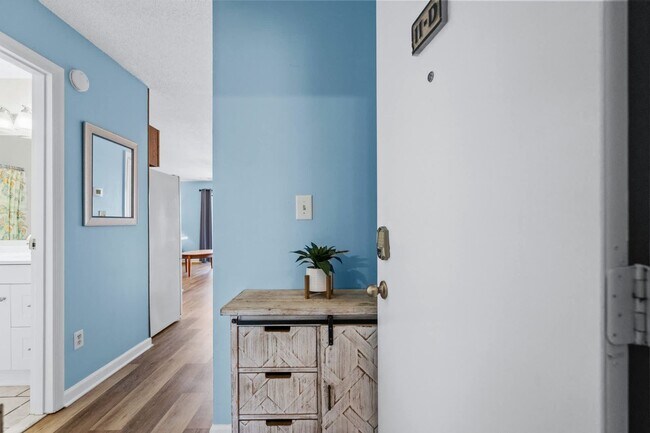 Building Photo - ***Free Utilities ***All Inclusive Seasonal Rental Available November 4, 2025 - March 31, 2026