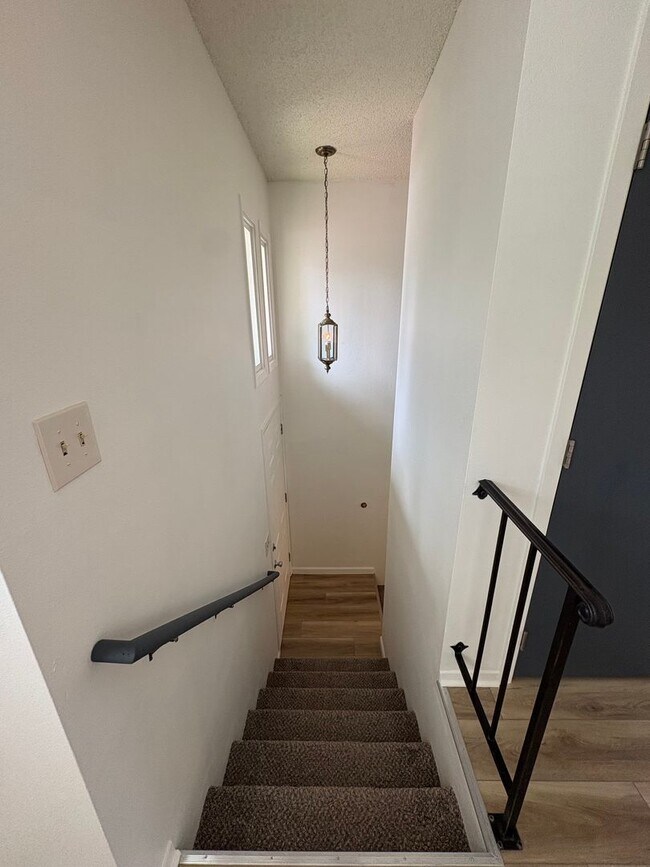 Building Photo - Updated **2 Bedroom | 1.5 Bath | 1-Car Garage Townhome**