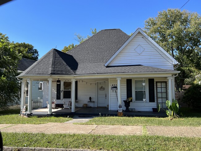 Building Photo - 401 E Oak Hill Ave