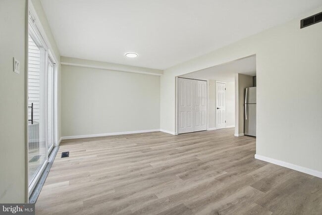 Building Photo - 7 Riverview Pl