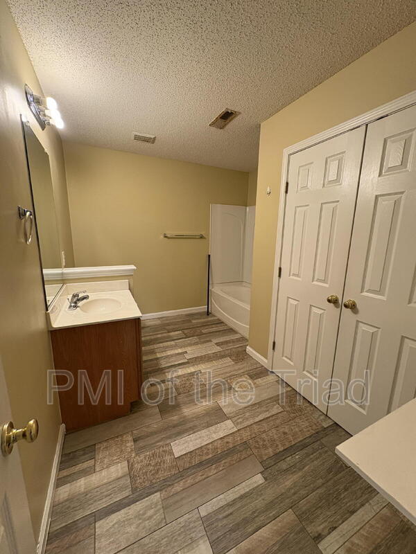 Building Photo - 152 Drewsbury Dr