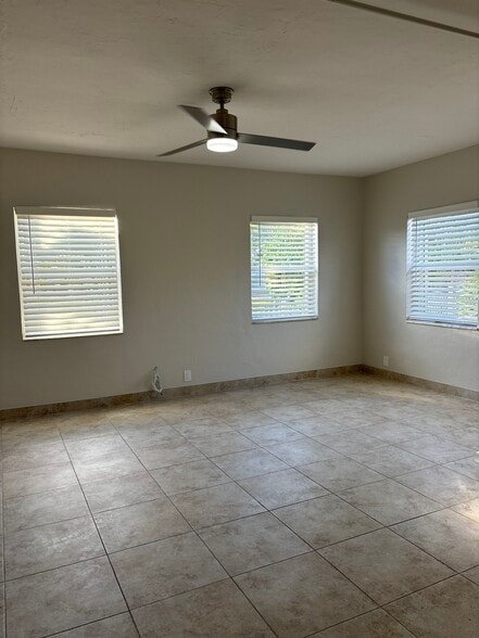 Building Photo - 1017 N 16th Ct