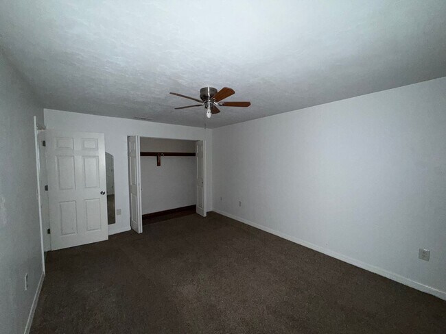 Building Photo - Spacious 2/2 in SW Gainesville – W/D Included!