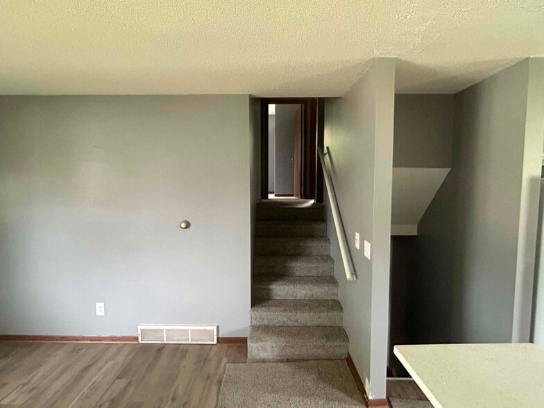 Building Photo - 1105 Mary Ave