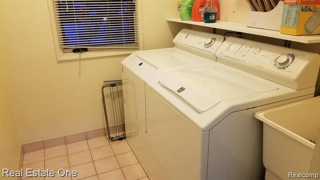 Building Photo - 4978 Somerton Dr