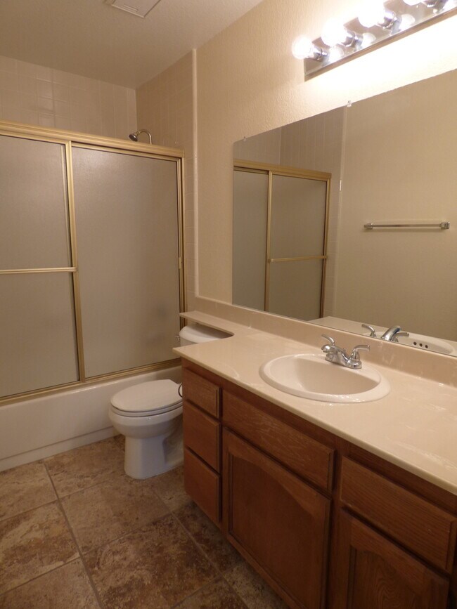 Building Photo - Spacious 2 Bedroom 2 Bath Condo in Bankers...