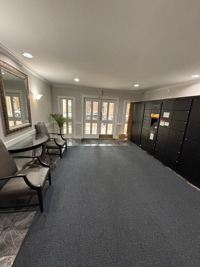 Building Photo - 357 N Post Oak Ln