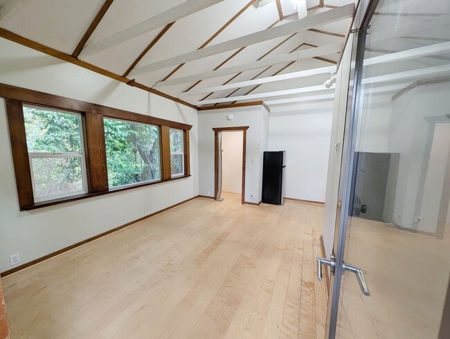 Building Photo - Super Cute Studio on Capitol Highway!