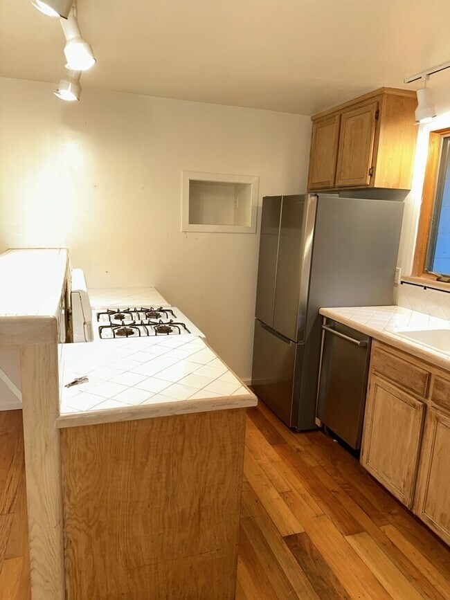 Building Photo - 2000+ sf home is in a great location, pet ...