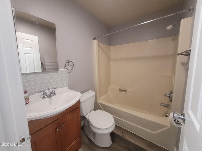 Building Photo - 68 Morris St