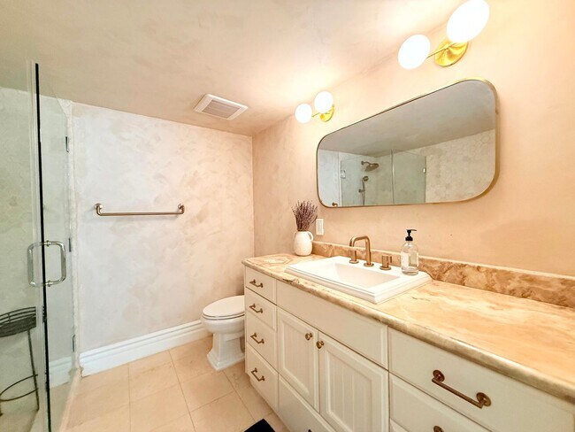 Building Photo - Sophisticated Bright & Spacious Furnished ...