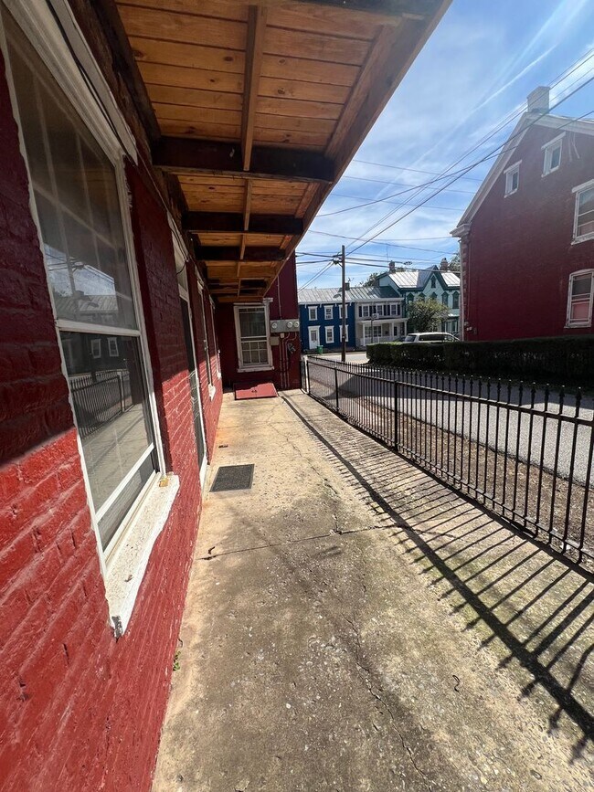 Building Photo - 128 S West St