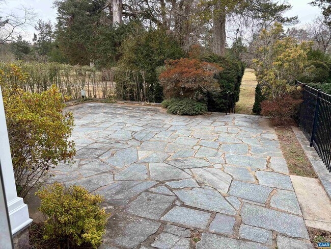 Building Photo - 800 Glendower Rd