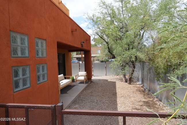 Building Photo - 1317 E Hedrick Dr