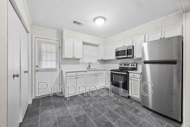 Building Photo - 2016 N Gregg Ave