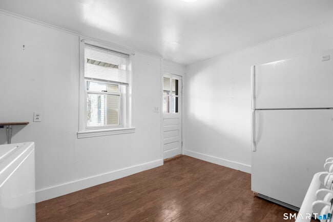 Building Photo - 48 Anderson St