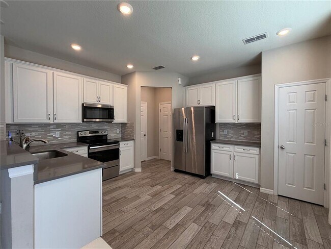 Building Photo - 3972 Plainview Dr