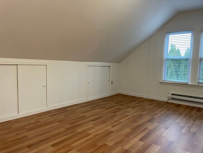 Building Photo - 325 Santa Clara Ave