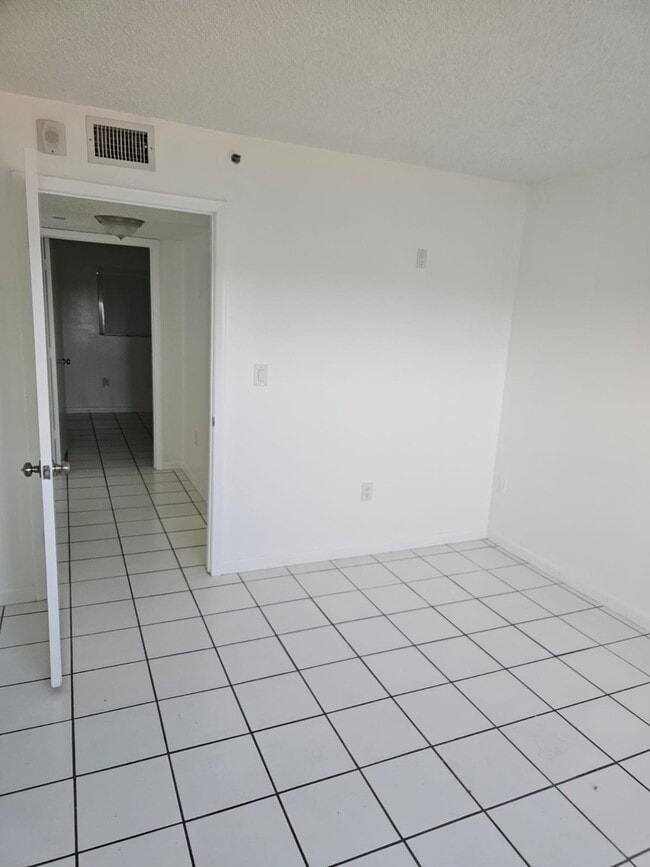 Building Photo - 600 NW 32nd Pl